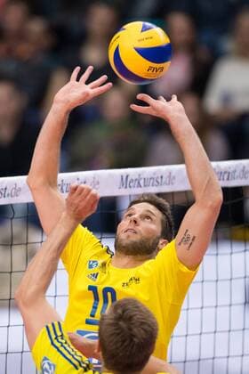 16.04.2016, Fraport Arena, Frankfurt Volleyball, Bundesliga Maenner, Play-offs Halbfinale, United Volleys RheinMain vs. VfB Friedrichshafen Zuspiel Simon Tischer ( 10 Friedrichshafen)