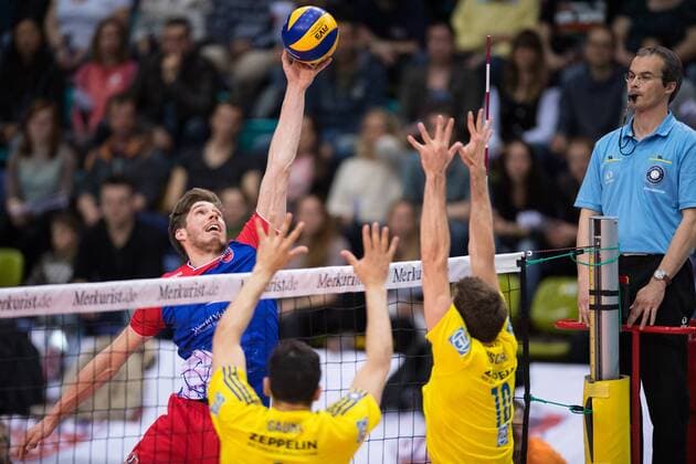 16.04.2016, Fraport Arena, Frankfurt Volleyball, Bundesliga Maenner, Play-offs Halbfinale, United Volleys RheinMain vs. VfB Friedrichshafen Angriff Jan Klobucar ( 8 RheinMain) - Block Doppelblock Maximilliano Maxi Gauna ( 2 Friedrichshafen), Simon Tischer ( 10 Friedrichshafen)
