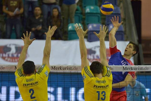 16.04.2016, xtkx, Volleyball 1.Bundesliga Playoffs, United Volleys - VfB Friedrichshafen, emspor v.l. Maximiliano Gauna (VFB) , Adran Gontariu (VFB) , Moritz Reichert (United Volleys) ,