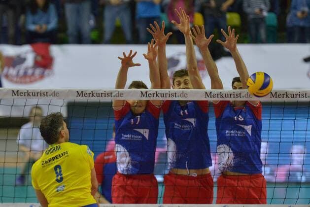 16.04.2016, xtkx, Volleyball 1.Bundesliga Playoffs, United Volleys - VfB Friedrichshafen, emspor v.l. Bjoern Andrae (VFB) , Jan Zimmermann (United Volleys) , Tobias Krick (UBited Volleys) ,
