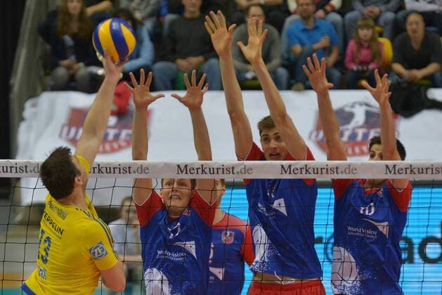 16.04.2016, xtkx, Volleyball 1.Bundesliga Playoffs, United Volleys - VfB Friedrichshafen, emspor v.l. Adran Gontariu (VFB) , Jan Zimmermann (United Volleys) , Tobias Krick (UBited Volleys) , Moritz Reichert (United Volleys) ,