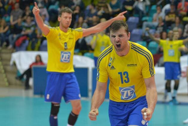 16.04.2016, xtkx, Volleyball 1.Bundesliga Playoffs, United Volleys - VfB Friedrichshafen, emspor v.l. Adran Gontariu (VFB) , Bjoern Andrae (VFB) ,