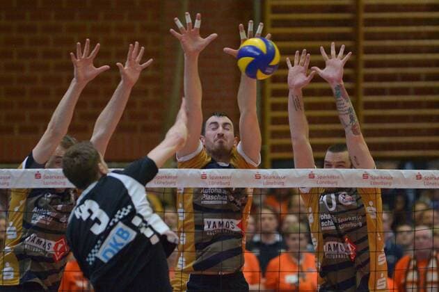 GER,VBL, Playoffrunde, Halbfinale, Spiel 2, SVG Lueneburg vs Berlin Receycling Volleys 16.04.2016, Gellersenhalle, Lueneburg, GER, VBL, Playoffrunde, Halbfinale, Spiel 2, SVG Lueneburg vs Berlin Receycling Volleys im Bild Robert Kromm (Berlin 03) versucht sich gegen Michel Schlien (Lueneburg 14) und Steven Marshall (Lueneburg 10) durchzusetzen nordphotoxWitke