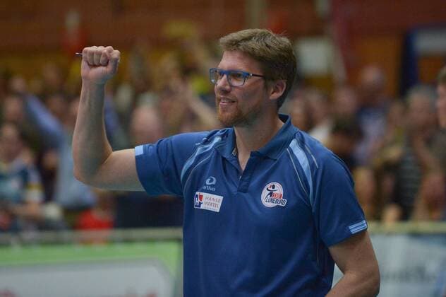 GER,VBL, Playoffrunde, Halbfinale, Spiel 2, SVG Lueneburg vs Berlin Receycling Volleys 16.04.2016, Gellersenhalle, Lueneburg, GER, VBL, Playoffrunde, Halbfinale, Spiel 2, SVG Lueneburg vs Berlin Receycling Volleys im Bild Trainer Stefan Huebner (Hübner Lueneburg) jubelt nordphotoxWitke