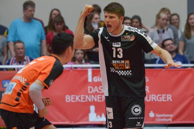 GER,VBL, Playoffrunde, Halbfinale, Spiel 2, SVG Lueneburg vs Berlin Receycling Volleys 16.04.2016, Gellersenhalle, Lueneburg, GER, VBL, Playoffrunde, Halbfinale, Spiel 2, SVG Lueneburg vs Berlin Receycling Volleys im Bild die Berliner Mannschaft jubelt nordphotoxWitke