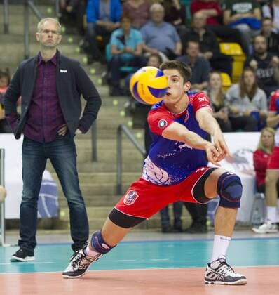 Volleyball Hessen - 1. Bundesliga Männer - Halbfinale Playoff 1-4 (Best of 3) 16.04.2016 United Volleys Rheinmain (blau) - VfB Friedrichshafen (gelb) v.l. Moritz Reichert (RheinMain 10) United Volleys Rheinmain - VfB Friedrichshafen