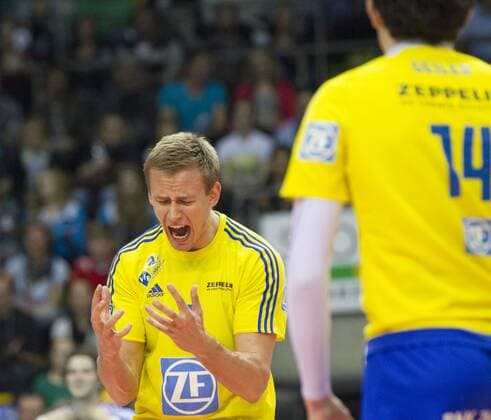 Volleyball Hessen - 1. Bundesliga Männer - Halbfinale Playoff 1-4 (Best of 3) 16.04.2016 United Volleys Rheinmain (blau) - VfB Friedrichshafen (gelb) v.l. Alexey Nalobin (Friedrichshafen 5) United Volleys Rheinmain - VfB Friedrichshafen
