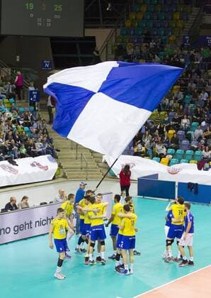 Volleyball Hessen - 1. Bundesliga Männer - Halbfinale Playoff 1-4 (Best of 3) 16.04.2016 United Volleys Rheinmain (blau) - VfB Friedrichshafen (gelb) v.l. Friedrichshafen feiert den Sieg United Volleys Rheinmain - VfB Friedrichshafen