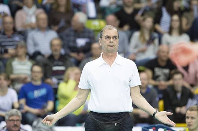 Volleyball Hessen - 1. Bundesliga Männer - Halbfinale Playoff 1-4 (Best of 3) 16.04.2016 United Volleys Rheinmain (blau) - VfB Friedrichshafen (gelb) v.l. Trainer Stelian Moculescu (Friedrichshafen) United Volleys Rheinmain - VfB Friedrichshafen