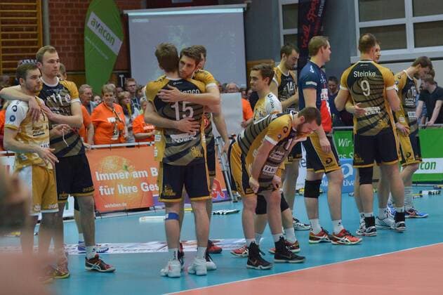 GER,VBL, Playoffrunde, Halbfinale, Spiel 2, SVG Lueneburg vs Berlin Receycling Volleys 16.04.2016, Gellersenhalle, Lueneburg, GER, VBL, Playoffrunde, Halbfinale, Spiel 2, SVG Lueneburg vs Berlin Receycling Volleys im Bild die Lueneburger Mannschaft lesst nach der Niederlage die Koepfe haengen nordphotoxWitke