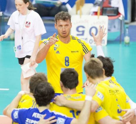 Volleyball Hessen - 1. Bundesliga Männer - Halbfinale Playoff 1-4 (Best of 3) 16.04.2016 United Volleys Rheinmain (blau) - VfB Friedrichshafen (gelb) v.l. Björn Andrae (Friedrichshafen 8) zeigt die Richtung an United Volleys Rheinmain - VfB Friedrichshafen