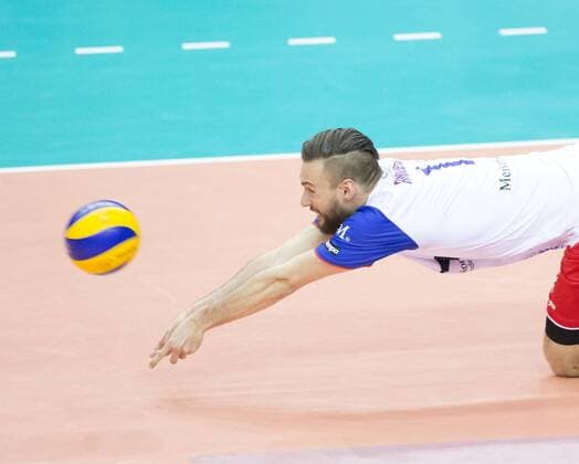Volleyball Hessen - 1. Bundesliga Männer - Halbfinale Playoff 1-4 (Best of 3) 16.04.2016 United Volleys Rheinmain (blau) - VfB Friedrichshafen (gelb) v.l. Florian Ringseis (RheinMain 1) United Volleys Rheinmain - VfB Friedrichshafen