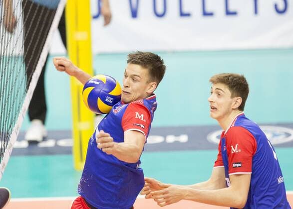 Volleyball Hessen - 1. Bundesliga Männer - Halbfinale Playoff 1-4 (Best of 3) 16.04.2016 United Volleys Rheinmain (blau) - VfB Friedrichshafen (gelb) v.l. Jannis Hopt (RheinMain 7), Tobias Krick (RheinMain 11) United Volleys Rheinmain - VfB Friedrichshafen