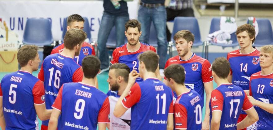 Volleyball Hessen - 1. Bundesliga Männer - Halbfinale Playoff 1-4 (Best of 3) 16.04.2016 United Volleys Rheinmain (blau) - VfB Friedrichshafen (gelb) v.l. enttäuschung bei United Volleys United Volleys Rheinmain - VfB Friedrichshafen