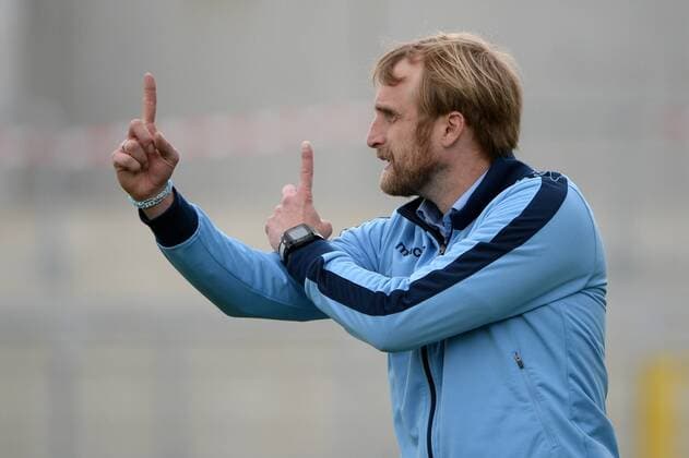 v.li.: Trainer Daniel Bierofka (TSV 1860 München II) gibt Anweisungen, gestikuliert, mit den Armen gestikulieren, gives instructions, gesticulate Einzelbild, Aktion, Action Porträt, Portrait, Fussball, Regionalliga Bayern, TSV 1860 München II - FC Amberg, xslx