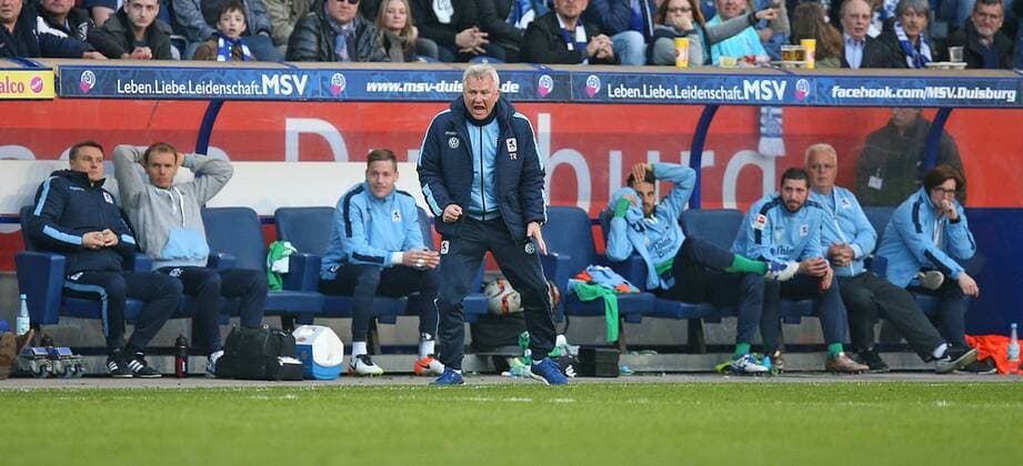 15.04.2016, Fussball 2.Bundesliga 2015 2016, 30.Spieltag, MSV Duisburg - TSV 1860 München, in der Schauinsland-Reisen-Arena Duisburg. Trainer Benno Möhlmann (mi., 1860 München) 