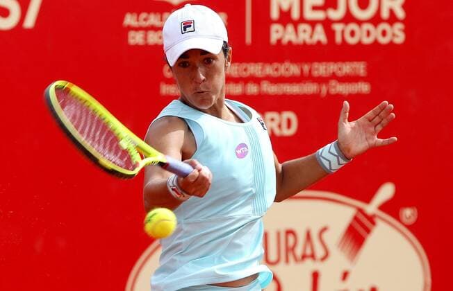 Spanish Silvia Soler Espinosa returns the ball to Brazilian Paula Goncalves during their semifinal match of Claro Colsanitas Open Tennis Tournament in Bogota, Colombia, 16 April 2016. EFE LEONARDO MUNOZ SILVIA SOLER ESPINOSA VS PAULA GONCALVES !ACHTUNG: NUR REDAKTIONELLE NUTZUNG!  20160417-635964529935760400