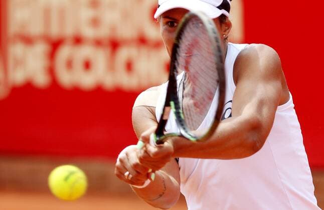 Brazilian Paula Goncalves returns the ball to Spanish Silvia Soler Espinosa during their semifinal match of Claro Colsanitas Open Tennis Tournament in Bogota, Colombia, 16 April 2016. EFE LEONARDO MUNOZ SILVIA SOLER ESPINOSA VS PAULA GONCALVES !ACHTUNG: NUR REDAKTIONELLE NUTZUNG!  20160417-635964531189064400