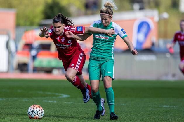 v.li.: Jovana Damnjanovic (SC Sand, 14) und Daniela Bräuer (Brauer, Braeuer, Schacher, SV Werder Bremen, 19) im Zweikampf, Duell, duel, tackle, Fussball, Allianz Frauen-Bundesliga, SV Werder Bremen - SC Sand, xdgx