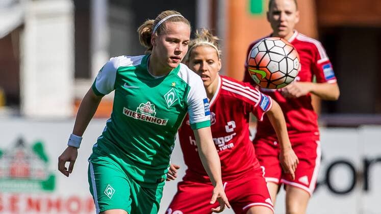 v.li.: Pia-Sophie Wolter (SV Werder Bremen, 10) und Jana Vojtekova (SC Sand, 20) im Zweikampf, Duell, duel, tackle, Fussball, Allianz Frauen-Bundesliga, SV Werder Bremen - SC Sand, xdgx