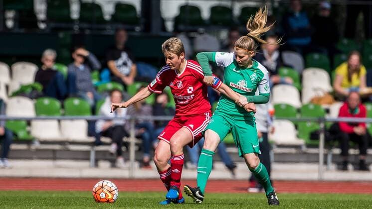 v.li.: Angela Migliazza (SC Sand, 11) und Marie-Louise Eta (SV Werder Bremen, 6) im Zweikampf, Duell, duel, tackle, Fussball, Allianz Frauen-Bundesliga, SV Werder Bremen - SC Sand, xdgx