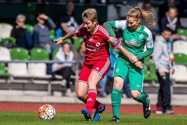 v.li.: Angela Migliazza (SC Sand, 11) und Marie-Louise Eta (SV Werder Bremen, 6) im Zweikampf, Duell, duel, tackle, Fussball, Allianz Frauen-Bundesliga, SV Werder Bremen - SC Sand, xdgx