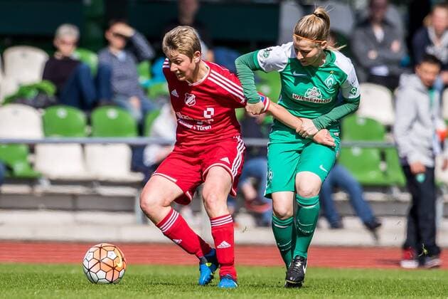 v.li.: Angela Migliazza (SC Sand, 11) und Marie-Louise Eta (SV Werder Bremen, 6) im Zweikampf, Duell, duel, tackle, Fussball, Allianz Frauen-Bundesliga, SV Werder Bremen - SC Sand, xdgx