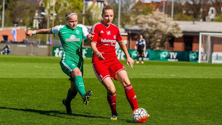 v.li.: Pia-Sophie Wolter (SV Werder Bremen, 10) und Cecilie Sandvej (SC Sand, 3) im Zweikampf, Duell, duel, tackle, Fussball, Allianz Frauen-Bundesliga, SV Werder Bremen - SC Sand, xdgx