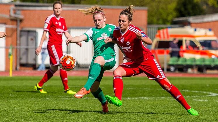 v.li.: Cindy König (Konig, Koenig, SV Werder Bremen, 11) und Laura Vetterlein (SC Sand, 26) im Zweikampf, Duell, duel, tackle, Fussball, Allianz Frauen-Bundesliga, SV Werder Bremen - SC Sand, xdgx
