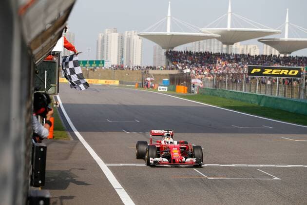 Formel 1, GP von China Motorsports: FIA Formula One World Championship WM Weltmeisterschaft 2016, Grand Prix of China, 5 Sebastian Vettel (GER, Scuderia Ferrari), Finish flag xHOCHxZWEIx