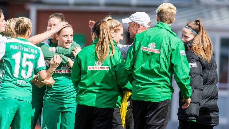 Die Spielerinnen des SV Werder Bremen beim Torjubel, Goal celebration, celebrate the goal, goal celebration, Jubeltraube nach dem 1:0, Fussball, Allianz Frauen-Bundesliga, SV Werder Bremen - SC Sand, xdgx