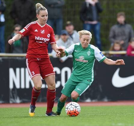 Frauen Fußball Bundesliga 18. Spieltag, Werder Bremen - FC Sand am 17.04.2016 in Bremen. Die Bremerin Betsy Hasset (r) kämpft gegen Sands Cecile Sandvej um den Ball