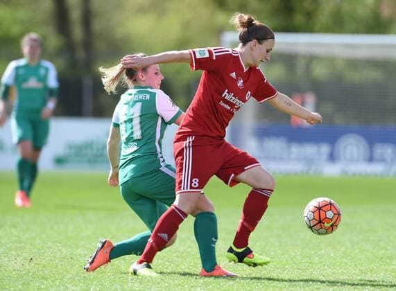 Frauen Fußball Bundesliga 18. Spieltag, Werder Bremen - FC Sand am 17.04.2016 in Bremen. Die Bremerin Cindy König (l) kämpft gegen Sands Julia Zornstein um den Ball