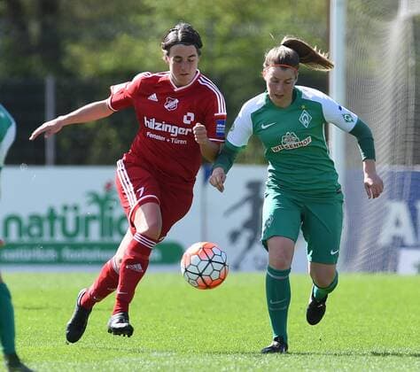 Frauen Fußball Bundesliga 18. Spieltag, Werder Bremen - FC Sand am 17.04.2016 in Bremen. Die Bremerin Lisa-Marie Scholz (r) kämpft gegen Sands Anne van Bonn um den Ball