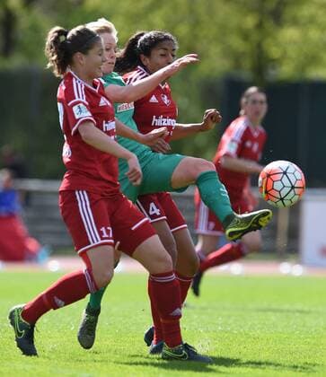 Frauen Fußball Bundesliga 18. Spieltag, Werder Bremen - FC Sand am 17.04.2016 in Bremen. Die Bremerin Betsy Hasset (M) kämpft gegen Sands Claire Savin und Chroma Nisa Igle (r) um den Ball