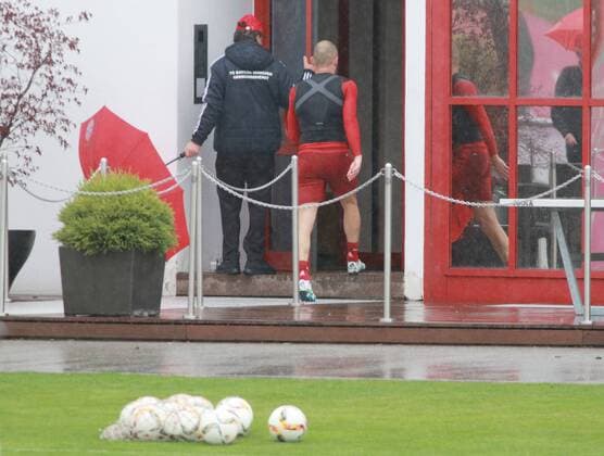 Arjen Robben auf dem Weg in die Kabine nach seinem Aufbautraining Fussball 1.BL FC Bayern München 17.04.2016 Training