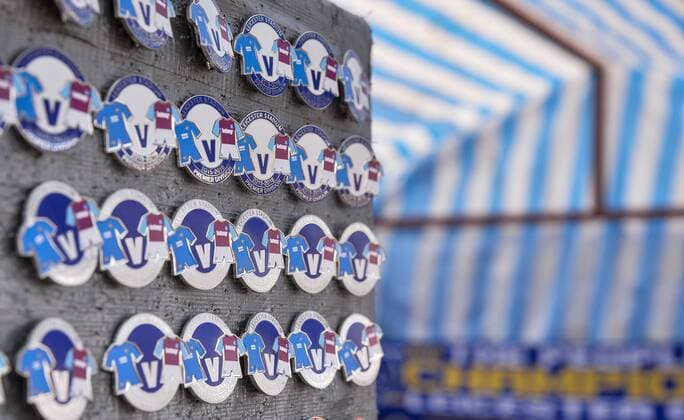 17.04.2016. King Power Stadium, Leicester, England. Barclays Premier League. Leicester City versus West Ham. Match day badges on sale outside the ground. xAndyxThompsonx  ActionPlus11729054