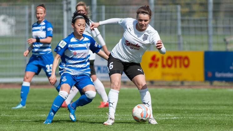 v.li.: Danica Wu (MSV Duisburg, 13) im Zweikampf mit Janine Angrick (BV Cloppenburg, 6), Fussball, 2. Frauen-Bundesliga Nord, BV Cloppenburg - MSV Duisburg, xobx
