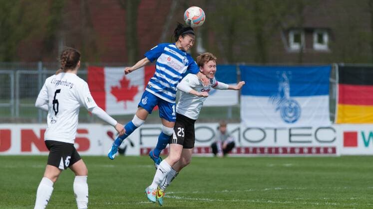 v.li.: Danica Wu (MSV Duisburg, 13) im Kopfballduell, Kopfball, Zweikampf mit Marta Stobba (BV Cloppenburg, 25), Fussball, 2. Frauen-Bundesliga Nord, BV Cloppenburg - MSV Duisburg, xobx
