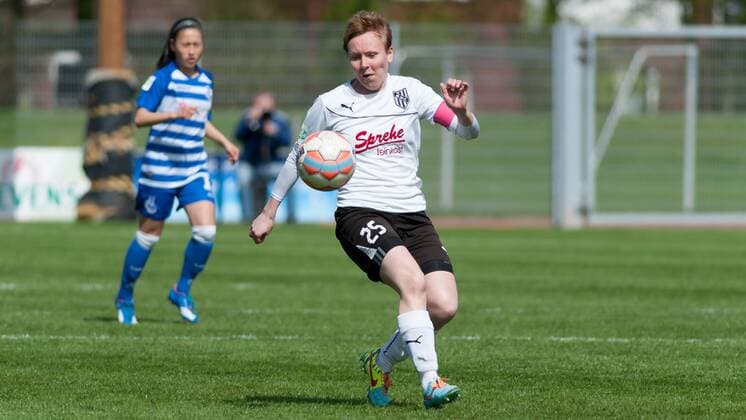 Marta Stobba (BV Cloppenburg, 25) am Ball, Fussball, 2. Frauen-Bundesliga Nord, BV Cloppenburg - MSV Duisburg, xobx