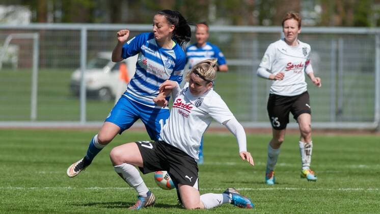 v.li.: Sofia Nati (MSV Duisburg, 10) im Zweikampf mit Imke Wübbenhorst (Wubbenhorst, Wuebbenhorst, BV Cloppenburg, 27), Fussball, 2. Frauen-Bundesliga Nord, BV Cloppenburg - MSV Duisburg, xobx