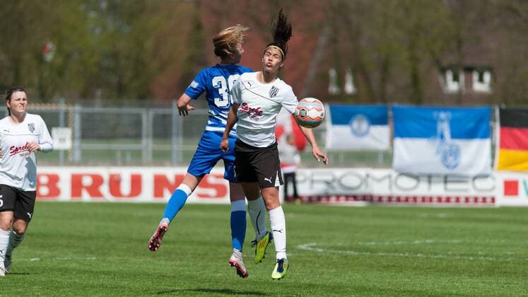 v.li.: Anna-Sophie Fliege (MSV Duisburg, 30) im Kopfballduell, Kopfball, Zweikampf mit Carole Costa da Silva (BV Cloppenburg, 15), Fussball, 2. Frauen-Bundesliga Nord, BV Cloppenburg - MSV Duisburg, xobx