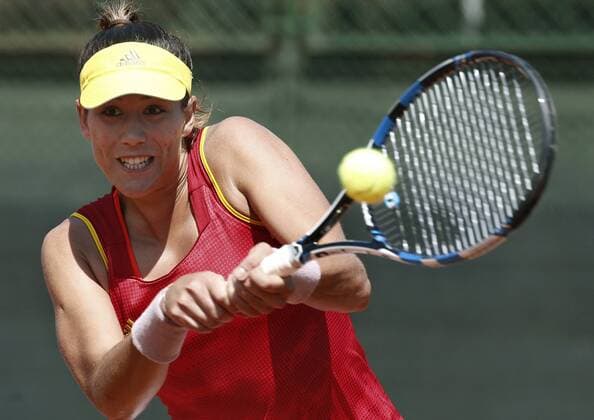 Bilder des Tages - Sport Spanish Federation Cup team s member Garbine Muguruza hits the ball against Italian Roberta Vinci during the third match of Federation Cup s World Group play-off round at Lleida tennis club, northeastern Spain, 17 April 2016. Muguruza won 6-2 and 6-2 for Spain defeates Italy in the play-off round after winning three matches. EFE Andreu Dalmau Spain vs. Italy !ACHTUNG: NUR REDAKTIONELLE NUTZUNG!  20160417-635965021056441161