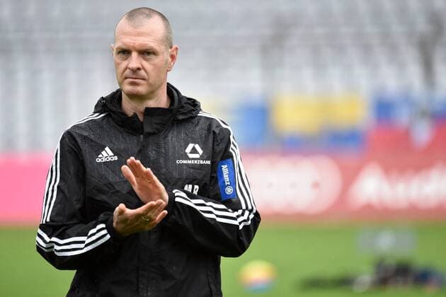 Matt Ross, Trainer (1. FFC Frankfurt), Einzelbild, klatscht Beifall, FC Bayern Muenchen Frauen vs 1. FFC Frankfurt, 17.04.16