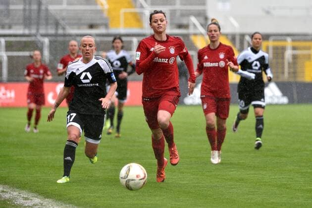 Mandy Islacker (1. FFC Frankfurt), Nora Holstad (FC Bayern Muenchen - Frauenfussball), v.li. Aktion, FC Bayern Muenchen Frauen vs 1. FFC Frankfurt, 17.04.16