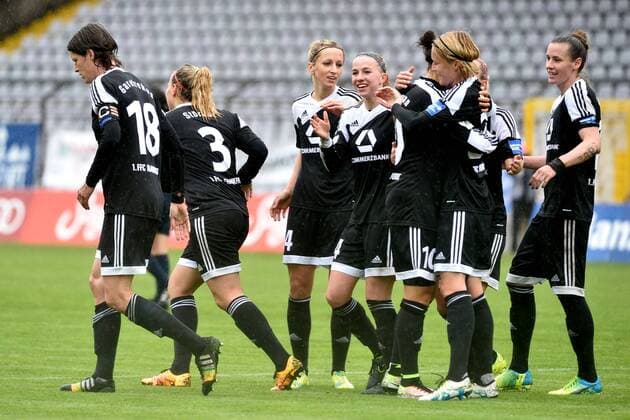 Saskia Bartusiak (1. FFC Frankfurt), zweite von rechts, Torschuetze, Torjubel 1. FFC Frankfurt, FC Bayern Muenchen Frauen vs 1. FFC Frankfurt, 17.04.16