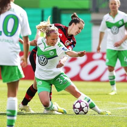 hinten Francesca Weber (Leverkusen), Julia Simic (Wolfsburg)