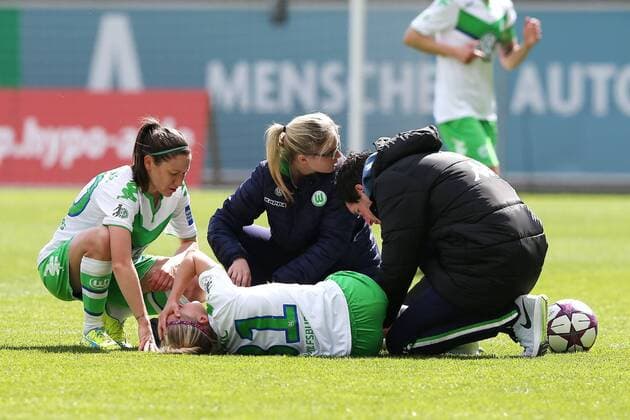Julia Simic (Wolfsburg) verletzte sich, Elise Bussaglia (Wolfsburg) links