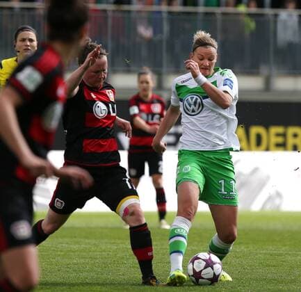 v.l. Marina Hegering (Leverkusen), Alex Popp (Wolfsburg)