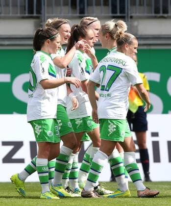 Jubel um Alex Popp (Wolfsburg, 2. v.l.)